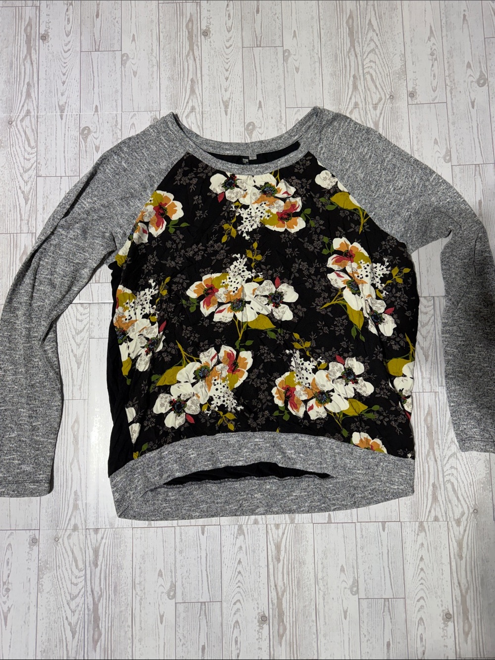Kut from the Kloth Gray Raglan Sweatshirt with Black Floral Front
